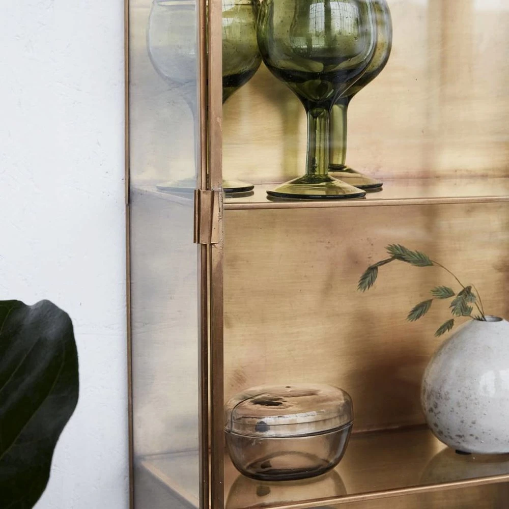 House Doctor Vitrinekast Messing Met Drie Glazen Planken En Deur - Afbeelding 2
